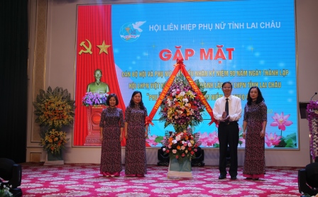 Đồng chí Vũ Văn Hoàn - Phó Bí thư Thường trực Tỉnh ủy, Chủ tịch HĐND tỉnh tặng hoa chúc mừng Hội Liên hiệp phụ nữ tỉnh.