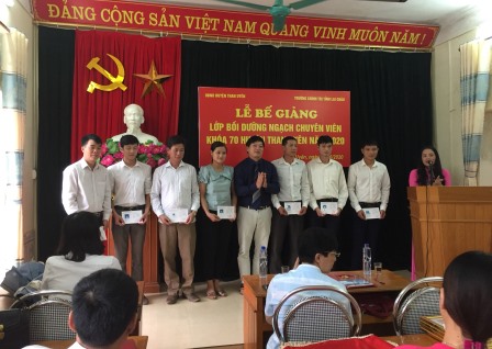 đồng chí Nguyễn Tiến Tăng - Hiệu trưởng Trường Chính trị tỉnh Lai Châu trao chứng chỉ cho các học viên