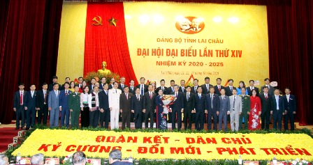 Đồng chí Nguyễn Quang Dương, Ủy viên Trung ương Đảng, Phó Trưởng Ban Tổ chức Trung ương tặng hoa Ban Chấp hành Đảng bộ tỉnh khóa XIV, nhiệm kỳ 2020 - 2025