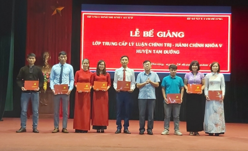 Đồng chí Cao Trang Trọng - Phó Bí thư Thường trực Huyện ủy trao bằng tốt nghiệp cho các học viên