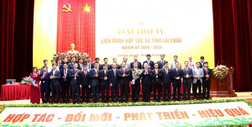 Đồng chí Trần Tiến Dũng - Phó Bí thư Tỉnh ủy, Chủ tịch UBND tỉnh tặng lẵng hoa chúc mừng Ban Chấp hành khóa mới