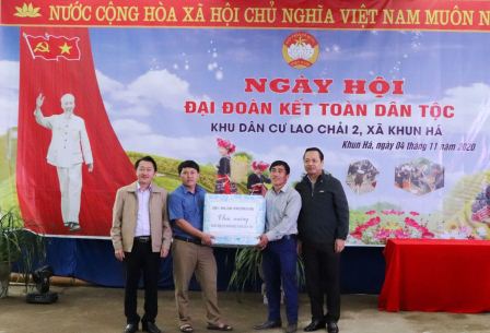 Đồng chí Trần Tiến Dũng - Phó Bí thư Tỉnh ủy, Chủ tịch UBND tỉnh và đại diện lãnh đạo Ủy ban Mặt trận Tổ quốc Việt Nam tỉnh tặng quà cho bản Lao Chải 2.