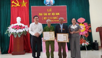 Lãnh đạo Huyện ủy Than Uyên và Đảng ủy xã Mường Than trao tặng huy hiệu Đảng 50, 55, 60 tuổi Đảng cho các đảng viên.