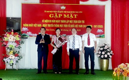 Đồng chí Nguyễn Thanh Văn - Phó Chủ tịch UBND huyện Tân Uyên tặng hoa chúc mừng Ủy ban MTTQ Việt Nam huyện.
