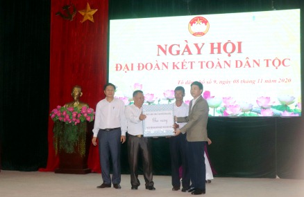 Đồng chí Lê Văn Lương - Phó Bí thư Tỉnh ủy tặng quà chúc mừng tổ dân phố số 9, phường Quyết Thắng.