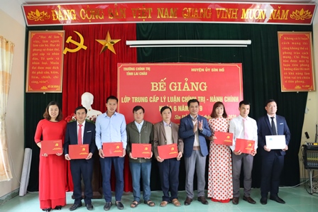 Đ/c Bùi Văn Tuấn - Phó Bí thư Thường trực Huyện ủy trao bằng tốt nghiệp  cho các học viên