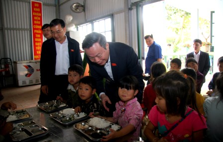 Phó Chủ tịch Quốc hội Phùng Quốc Hiển thăm trò chuyện với học sinh Trường PTDTBT Tiểu học xã Mường Khoa, huyện Tân Uyên.