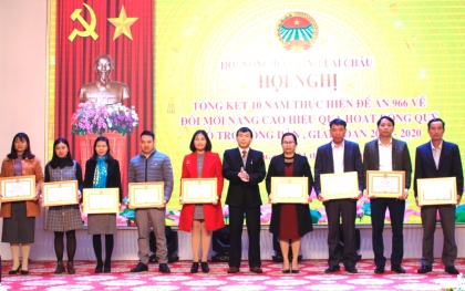 Đồng chí Lò Văn Sơn - Phó Chủ tịch Thường trực Hội Nông dân tặng bằng khen cho các cá nhân.