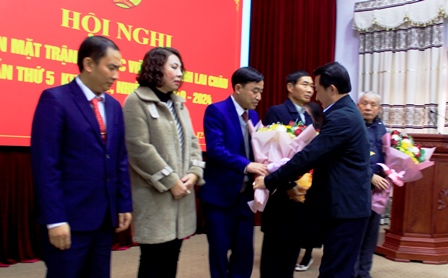 Đồng chí Sùng A Hồ - Ủy viên Ban Thường vụ Tỉnh ủy, Chủ tịch Ủy ban MTTQ Việt Nam tỉnh tặng hoa chúc mừng các ủy viên ủy ban MTTQ Việt Nam tỉnh vừa được bầu bổ sung.