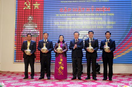 Đồng chí Phùng Quốc Hiển - Ủy viên Trung ương Đảng, Phó Chủ tịch Quốc hội tặng quà lưu niệm cho các ĐBQH tỉnh, khóa XIV.