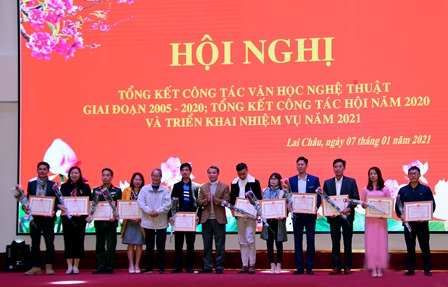 Đồng chí Đặng Thanh Sơn – Phó Trưởng ban Thường trực Ban Tuyên giáo Tỉnh ủy  tặng giấy khen cho các cá nhân có thành tích trong hoạt động Hội năm 2020
