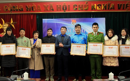 Đại diện Thành đoàn Lai Châu trao Giấy khen cho các tập thể có thành tích xuất sắc trong công tác đoàn và phong trào thanh thiếu niên năm 2020.
