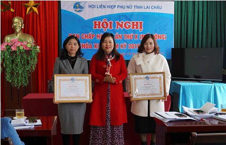 Đồng chí Khoàng Thị Thanh Nga - Chủ tịch Hội LHPN tỉnh tặng Bằng khen của Đoàn Chủ tịch Trung ương Hội LHPN Việt Nam cho các tập thể.