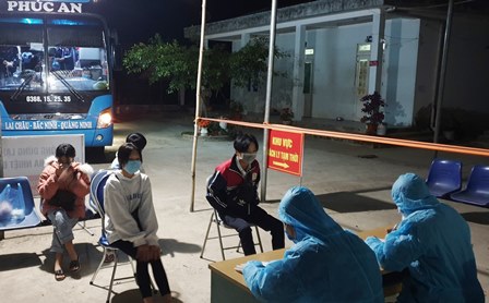 Hành khách đi xe khách qua chốt Ngã ba liên ngành xã Sơn Bình, huyện Tam Đường thực hiện khai báo y tế