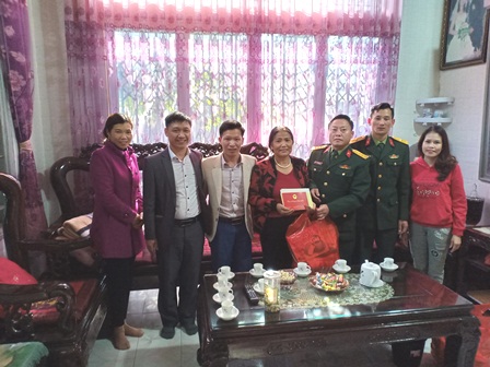 Đ/c Đại tá Thào A Pinh, Chính ủy Bộ CHQS tỉnh, tặng quà cho bà Lò Thị Mé - vợ liệt sỹ tại khu 7, thị trấn Mường Tè, huyện Mường Tè