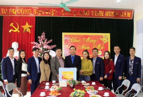 Đồng chí Lê Đức Dục, UVBTV, Trưởng Ban Tuyên giáo Tỉnh ủy tặng quà Tết cho cán bộ, nhân viên Trung tâm Văn hóa nghệ thuật tỉnh