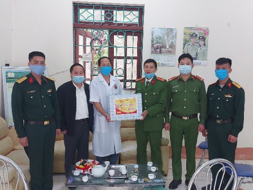 Đồng chí Tống Thanh Hải – UVBTV, Phó Chủ tịch Thường trực UBND tỉnh, Phó Trưởng ban Thường trực Ban Chỉ đạo phòng, chống dịch bệnh Covid-19 tỉnh tặng quà cho lực lượng chức năng làm việc tại Chốt kiểm soát số 3 tại Ngã ba cầu Lai Hà, xã Lê Lợi, huyện Nậm