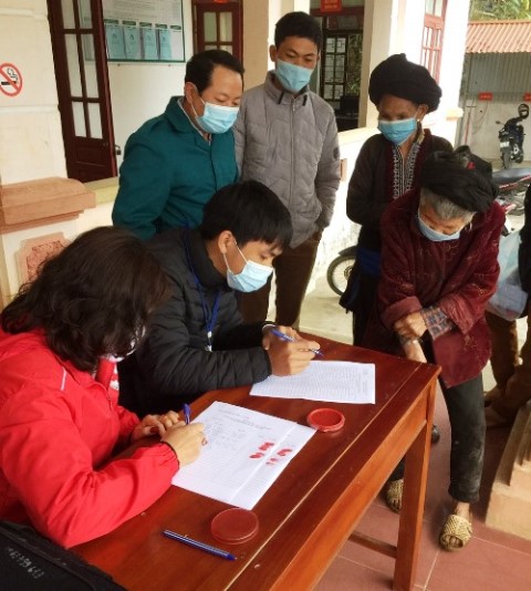 Các hộ nghèo làm thủ tục nhận quà của đơn vị từ thiện