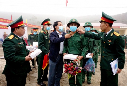 Lãnh đạo Bộ CHQS tỉnh thăm hỏi, động viên thanh niên lên đường nhập ngũ tại huyện Tân Uyên