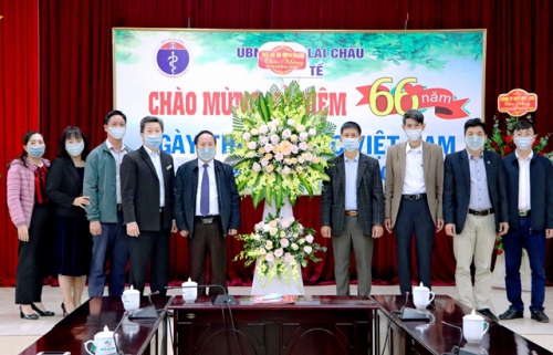 Đồng chí Tống Thanh Hải – UVBTV, Phó Chủ tịch Thường trực UBND tỉnh tặng hoa chúc mừng đội ngũ cán bộ, y, bác sỹ tại Sở Y tế Lai Châu.