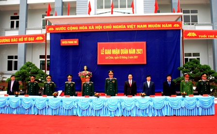 Lãnh đạo Quân khu 2, lãnh đạo tỉnh dự Lễ giao nhận quân tại huyện Phong Thổ