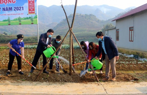 Đại diện lãnh đạo thành phố Lai Châu và các phòng, ban, chuyên môn trồng cây xanh tại bản Gia Khâu 2, xã Sùng Phài
