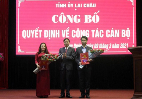 Đồng chí Lê Văn Lương - Phó Bí thư Thường trực Tỉnh ủy trao Quyết định và chúc mừng các đồng chí được điều động, nhận nhiệm vụ mới