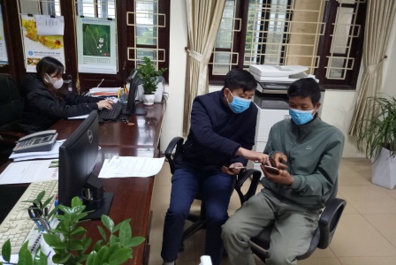 Cán bộ Bảo hiểm Xã hội tỉnh hướng dẫn người dân cài đặt ứng dụng VssID