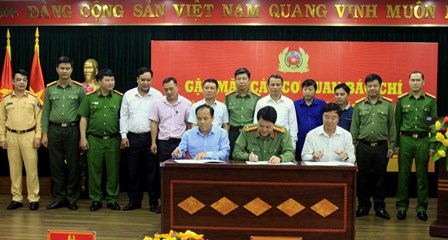 Đại diện lãnh đạo Công an tỉnh, Báo Lai Châu, Đài PTTH tỉnh ký kết chương trình phối hợp