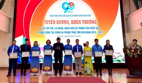 Đồng chí Hoàng Hữu An, TUV, Bí thư Huyện ủy trao giấy khen của UBND huyện cho các Đoàn viên thanh niên xuất sắc