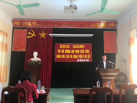 Đồng chí Hoàng Thọ Trung, TUV, Bí thư Huyên ủy phát biểu chỉ đạo tại lễ khai giảng