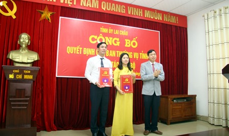 Đồng chí Lê Văn Lương - Phó Bí thư Thường trực Tỉnh ủy trao Quyết định cho hai đồng chí được điều động, bổ nhiệm