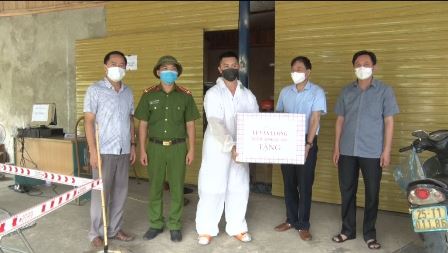 Đồng chí Lê Văn Lương - Phó Bí thư Thường trực Tỉnh ủy tặng quà chốt kiểm dịch tại xã Khoen On (huyện Than Uyên)