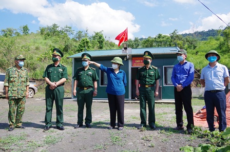 Đồng chí Giàng Páo Mỷ – UVTW Đảng, Bí thư Tỉnh ủy, Trưởng Đoàn ĐBQH tỉnh, Chủ tịch HĐND tỉnh chỉ đạo cán bộ, chiến sĩ chốt số 2 thuộc Đồn biên phòng Cửa khẩu Ma Lù Thàng cắt cử người trực ban 24/24 giờ tại khu vực suối biên