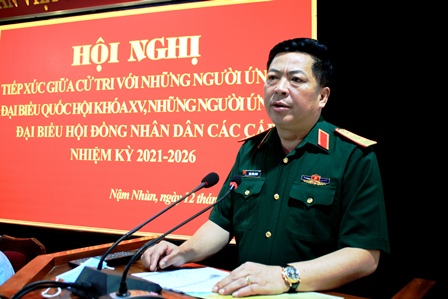 Trung tướng Trần Hồng Minh, UVTW Đảng, Chủ nhiệm Tổng cục Công nghiệp quốc phòng, Bộ Quốc phòng trình bày chương trình hành động tại hội nghị tiếp xúc với cử tri thị trấn Nậm Nhùn, huyện Nậm Nhùn
