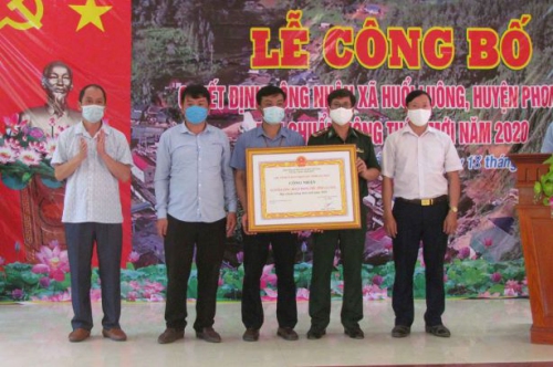 Lãnh đạo huyện Phong Thổ tặng hoa chúc mừng xã Huổi Luông.