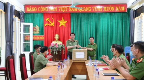 Đại tá Nguyễn Viết Giang - Ủy viên BTV Tỉnh ủy, Giám đốc Công an tỉnh tặng khẩu trang y tế cho Công an huyện Nậm Nhùn