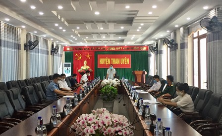Đồng chí Trần Quang Chiến- Phó chủ tịch UBND huyện, Trưởng Ban Chỉ đạo phòng, chống dịch Covid-19 huyện phát biểu chỉ đạo