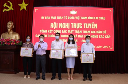 Đồng chí Sùng A Hồ - Ủy viên Ban Thường vụ, Chủ tịch Ủy ban MTTQ Việt Nam tỉnh trao Bằng khen cho các cá nhân đã có thành tích xuất sắc trong tổ chức, triển khai công tác bầu cử Đại biểu Quốc hội khóa XV và đại biểu HĐND các cấp nhiệm kỳ 2021 - 2026