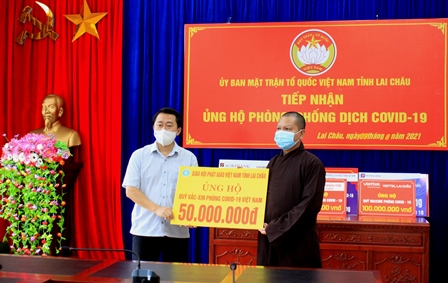 Đại diện Ban Trị sự Giáo hội Phật giáo Việt Nam tỉnh ủng hộ Quỹ phòng, chống dịch Covid-19
