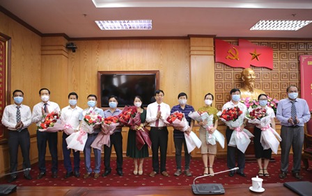 Đồng chí Lê Văn Lương - Phó Bí thư Thường trực Tỉnh ủy cùng các đồng chí lãnh đạo tặng hoa chúc mừng các cơ quan báo chí nhân dịp Kỷ niệm 96 năm Ngày Báo chí cách mạng Việt Nam (21/6/1925 -21/6/2021)