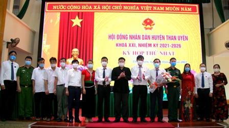 Đồng chí Hoàng Hữu An - Tỉnh Ủy viên, Bí thư Huyện ủy, Chủ tịch HĐND huyện tặng hoa chúc mừng lãnh đạo UBND và Ủy viên UBND huyện khóa XXI