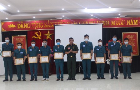 Đồng chí Trung tá Trần Văn Cấp - Phó Chỉ huy trưởng Ban Chỉ huy Quân sự huyện, Phó Ban Tổ chức Hội thi trao giải cho các thí sinh