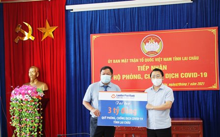 Lãnh đạo Ngân hàng Bưu điện Liên Việt trao ủng hộ Quỹ phòng, chống Covid-19 tỉnh