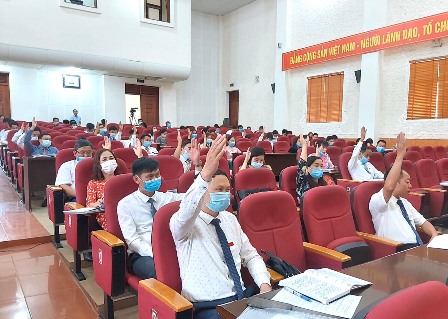 Đại biểu biểu quyết các nghị quyết quan trọng tại Kỳ họp thứ 2 HĐND huyện khóa XXI, nhiệm kỳ 2021 - 2026