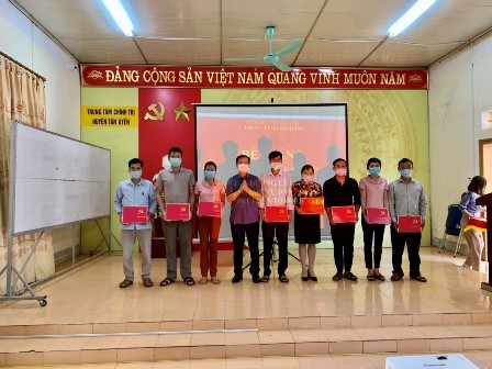 Đồng chí Phạm Ngọc Lệ - Huyện ủy viên,Trưởng Ban Tuyên giáo Huyện ủy, Giám đốc Trung tâm Chính trị huyện trao giấy chứng nhận xuất sắc cho các học viên