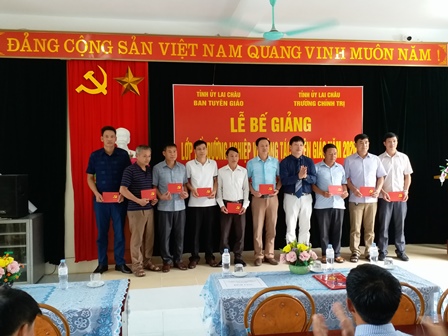Thường xuyên quan tâm đào tạo, bồi dưỡng nghiệp vụ cho đội ngũ cán bộ tuyên giáo cơ sở