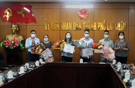 Đại diện lãnh đạo thành phố, Ủy ban MTTQ Việt Nam thành phố Lai Châu tặng quà đoàn y, bác sĩ tham gia phòng, chống dịch tại thành phố Hồ Chí Minh