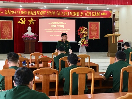 Đồng chí Đại tá Nguyễn Ngọc Lương - Phó Chỉ huy trưởng kiêm Tham mưu trưởng Bộ CHQS tỉnh chủ trì Hội nghị đối thoại dân chủ tháng 8 tại Ban CHQS huyện Sìn Hồ