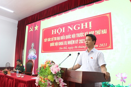 Đồng chí Hoàng Quốc Khánh - Tỉnh ủy viên, Phó Trưởng đoàn ĐBQH tỉnh phát biểu tại Hội nghị tiếp xúc cử tri